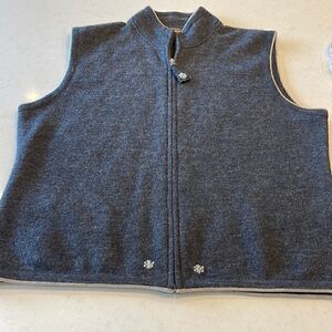 Woolrich large women’s vest excellent condition 100% wool great over base layer.